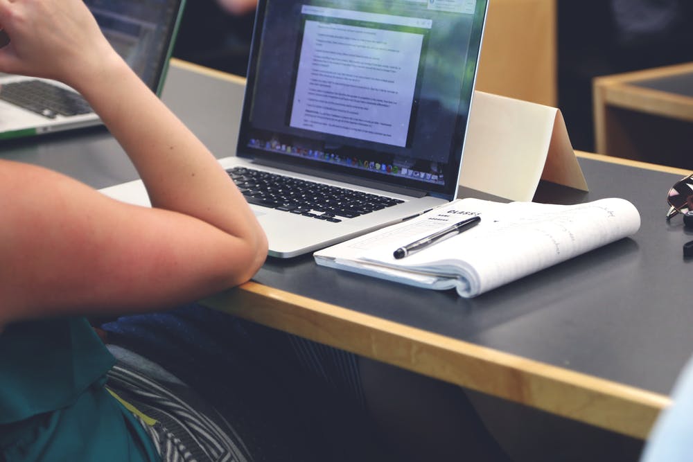 Afbeelding met persoon, binnen, tafel, laptop

Automatisch gegenereerde beschrijving