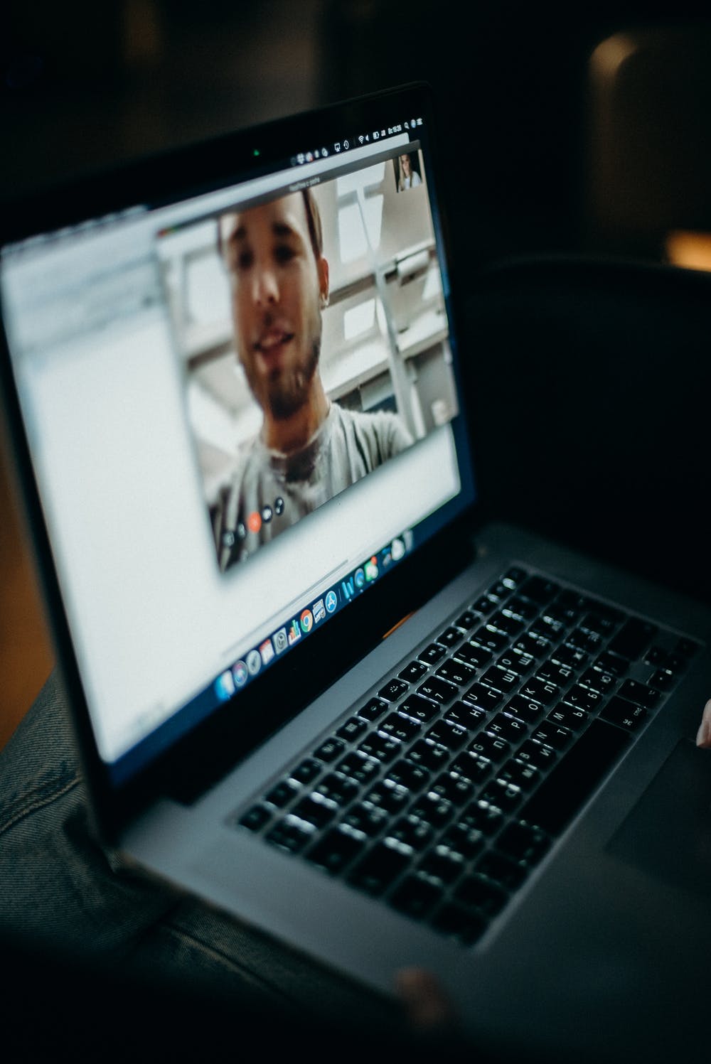 Afbeelding met laptop, binnen, zitten, computer

Automatisch gegenereerde beschrijving